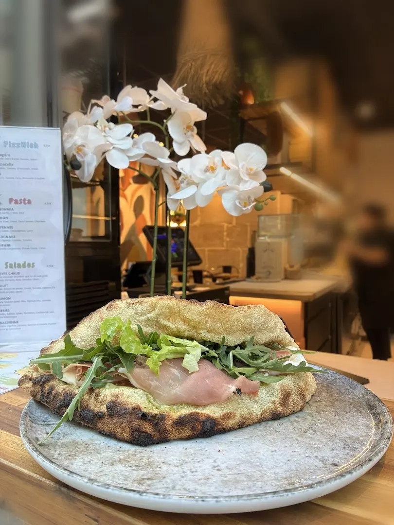 Le comptoir de Pizz’Up à Dole — pizzwich au jambon cru et à la roquette